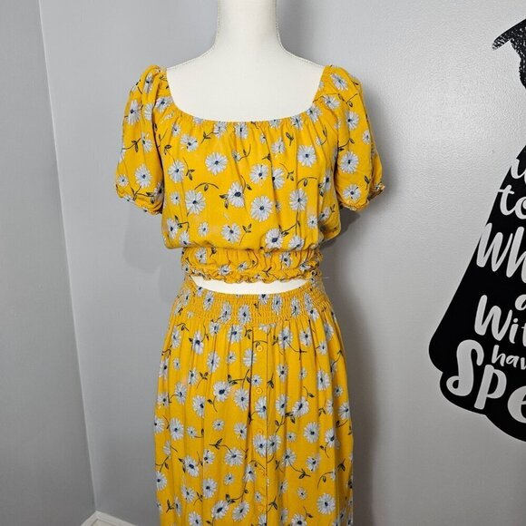 Lark & Grey Floral Crop Yellow Short Sleeve Top And Skirt - Picture 4 of 9